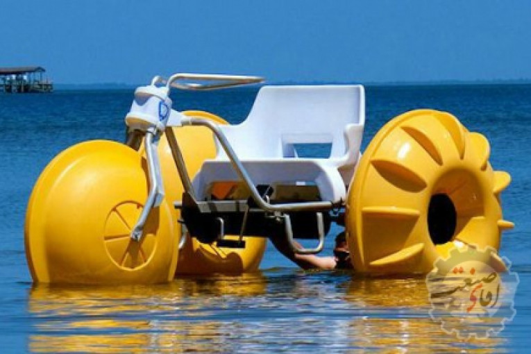 قایق سه چرخه پدالی روی آب